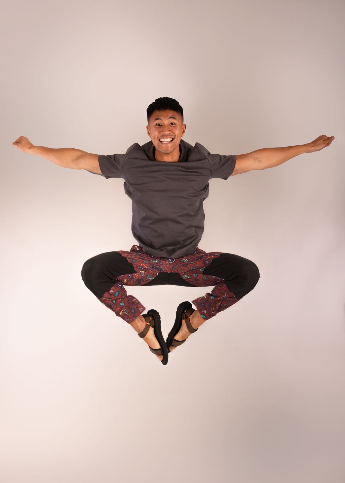 3RD ROCK hiro light performance stretch trousers - Donald is 6ft1″ with a 30" waist, 36" hips & a 33" inseam and is wearing a size 30LL. M