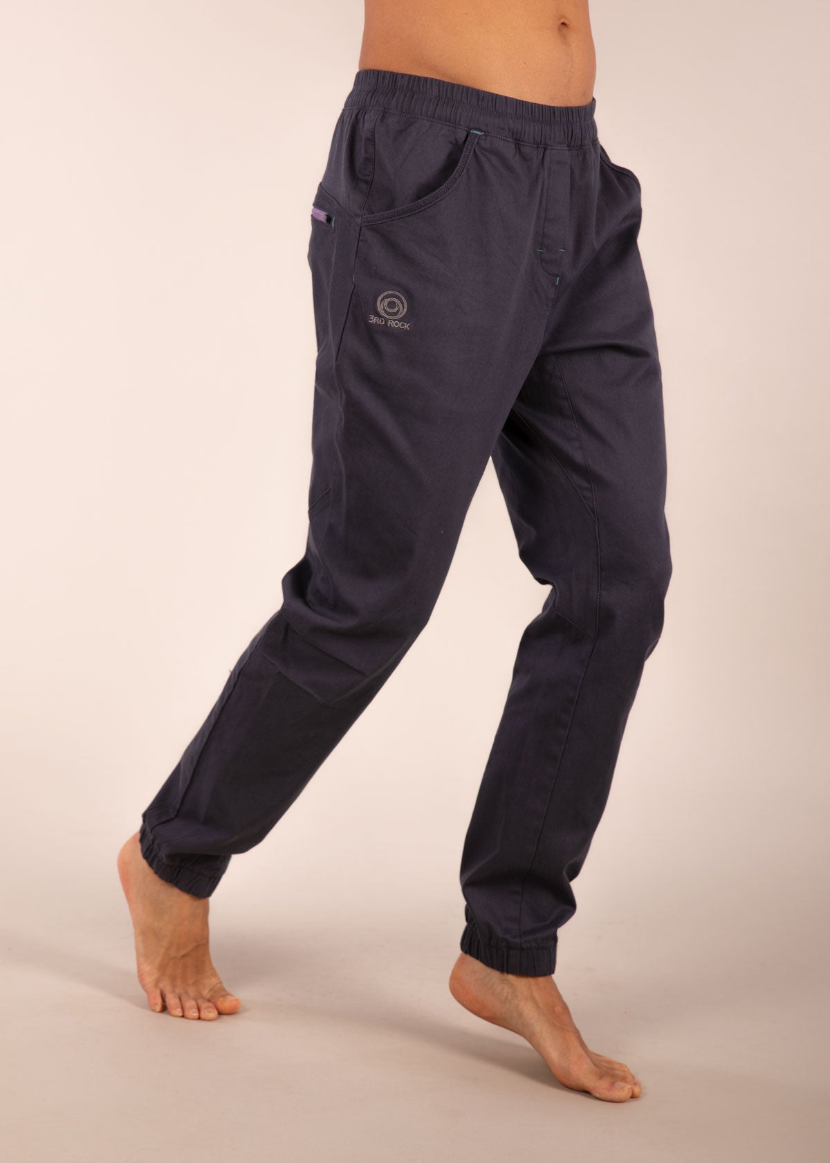 3rd rock sustainable outdoor clothing - Donald is 6ft 1″  with a 30" waist, 36" hips & a 33" inseam and is wearing a size 30LL. M