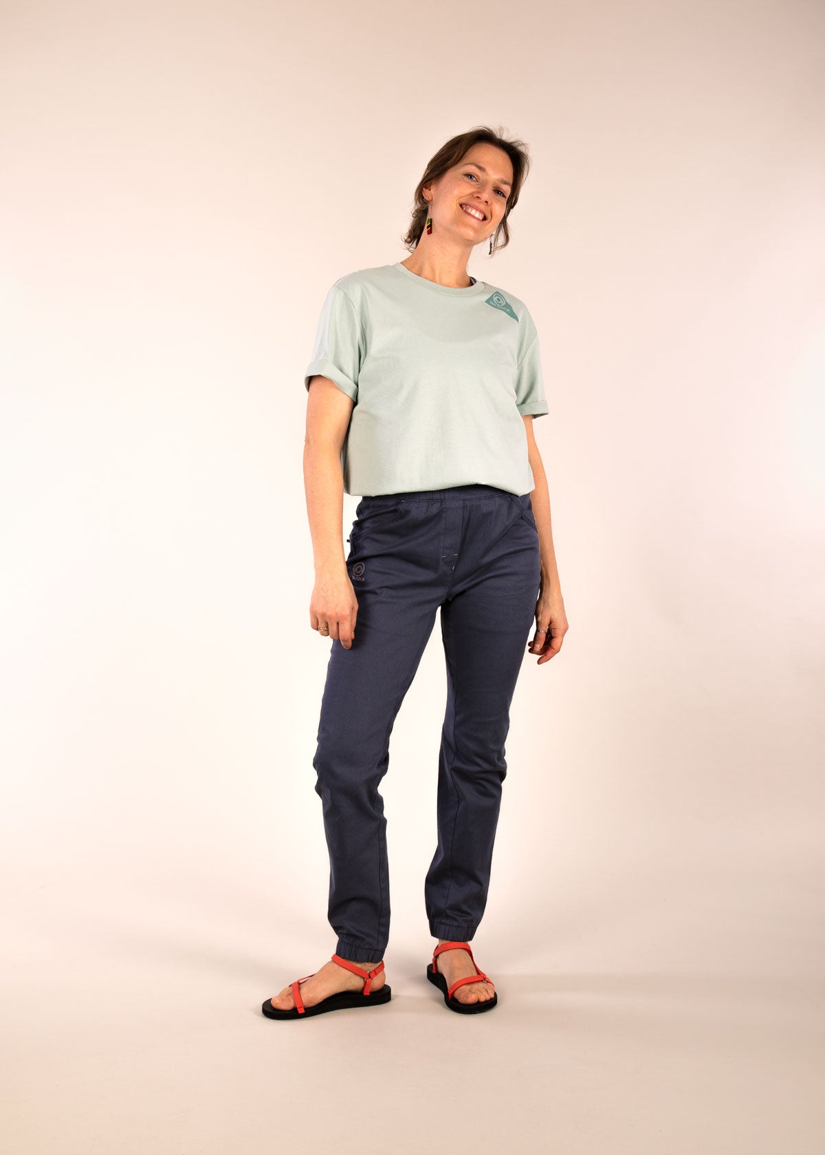 3rd rock sustainable climbing clothing - Jess is 5ft 8” with a  29" waist, 38" hips & a 32.5" inseam and is wearing a size 28RL. F