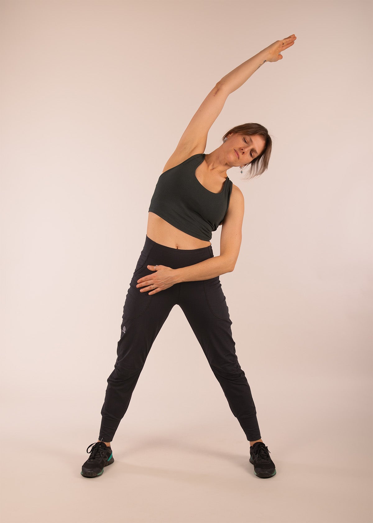 3RD ROCK organic cotton sustainable gym trousers - Jess is 5ft 8” with a  28" waist, 37" hips & a 32" inseam and is wearing a size 28RL. F