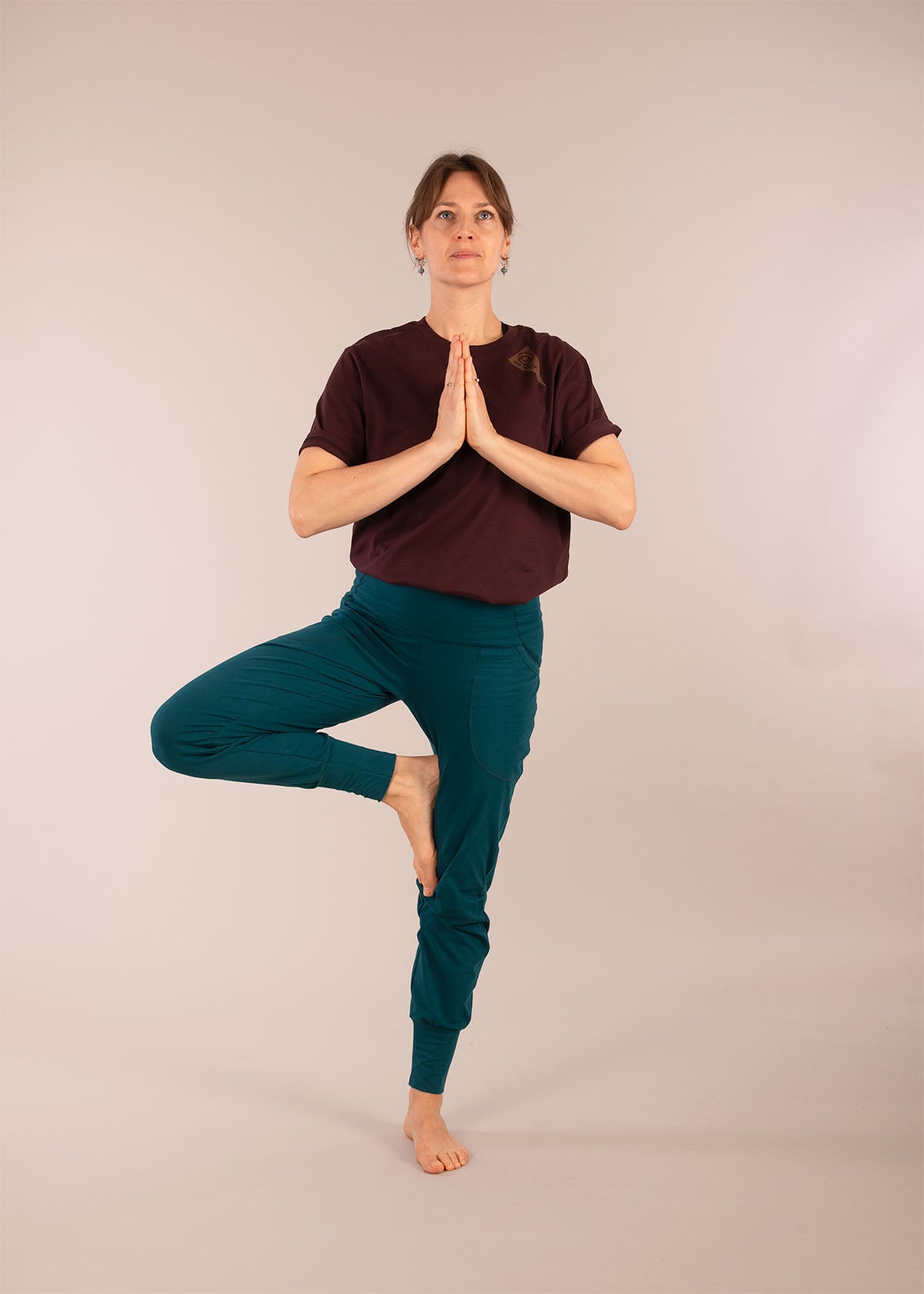 3RD ROCK organic cotton sustainable yoga trousers - Jess is 5ft 8” with a  28" waist, 37" hips & a 32" inseam and is wearing a size 28RL. F