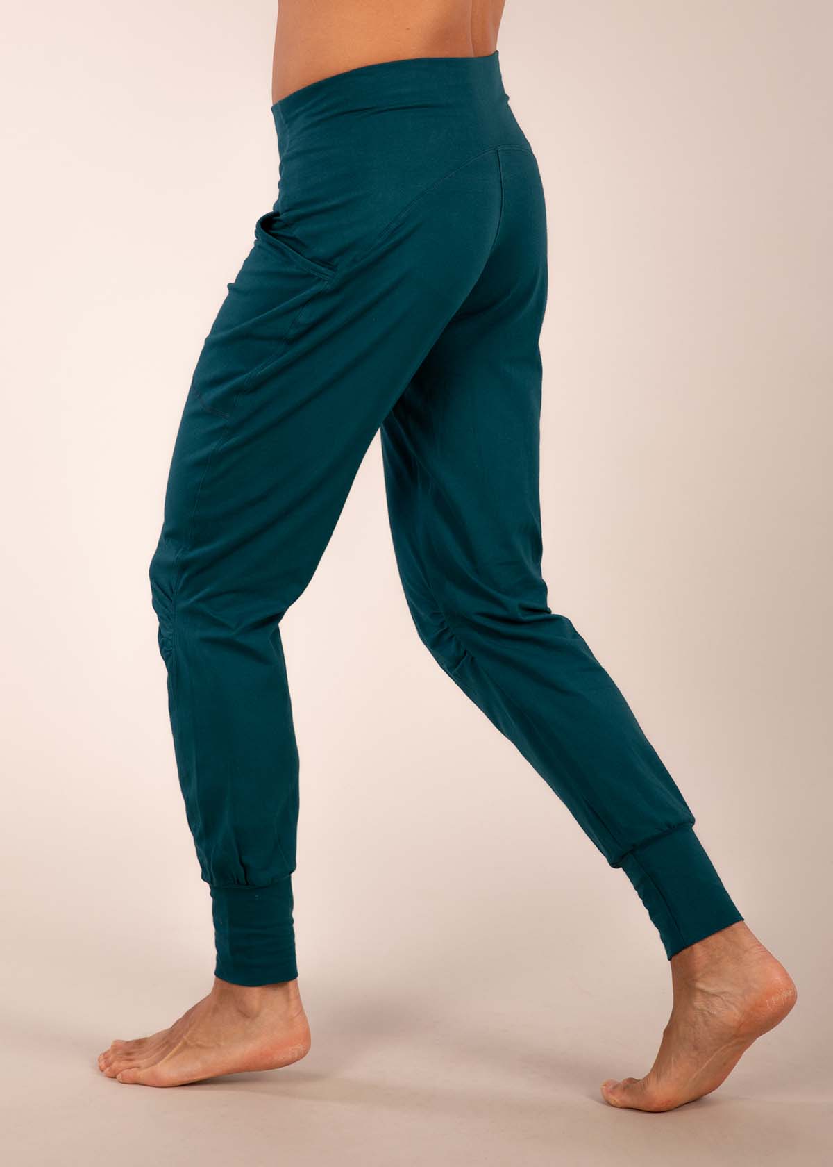 3RD ROCK organic cotton bataboom sweatpants - Donald is 6ft1″  with a 30" waist, 36" hips & a 33" inseam and is wearing a size 30LL. M