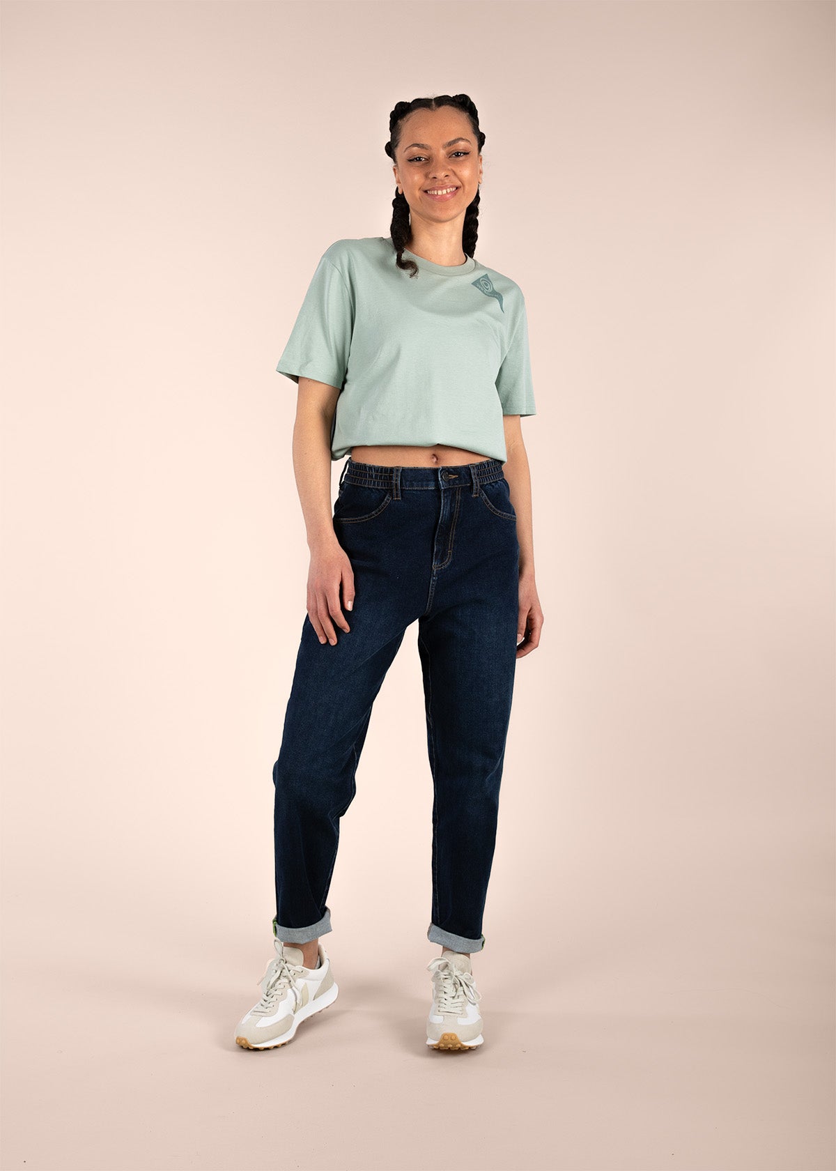 3rd rock sustainable movement denim jeans with a relaxed fit - Aaliyah is 5ft 8" with a 26" waist, 35" hips & a 33" inseam and is wearing a size 26RL. F
