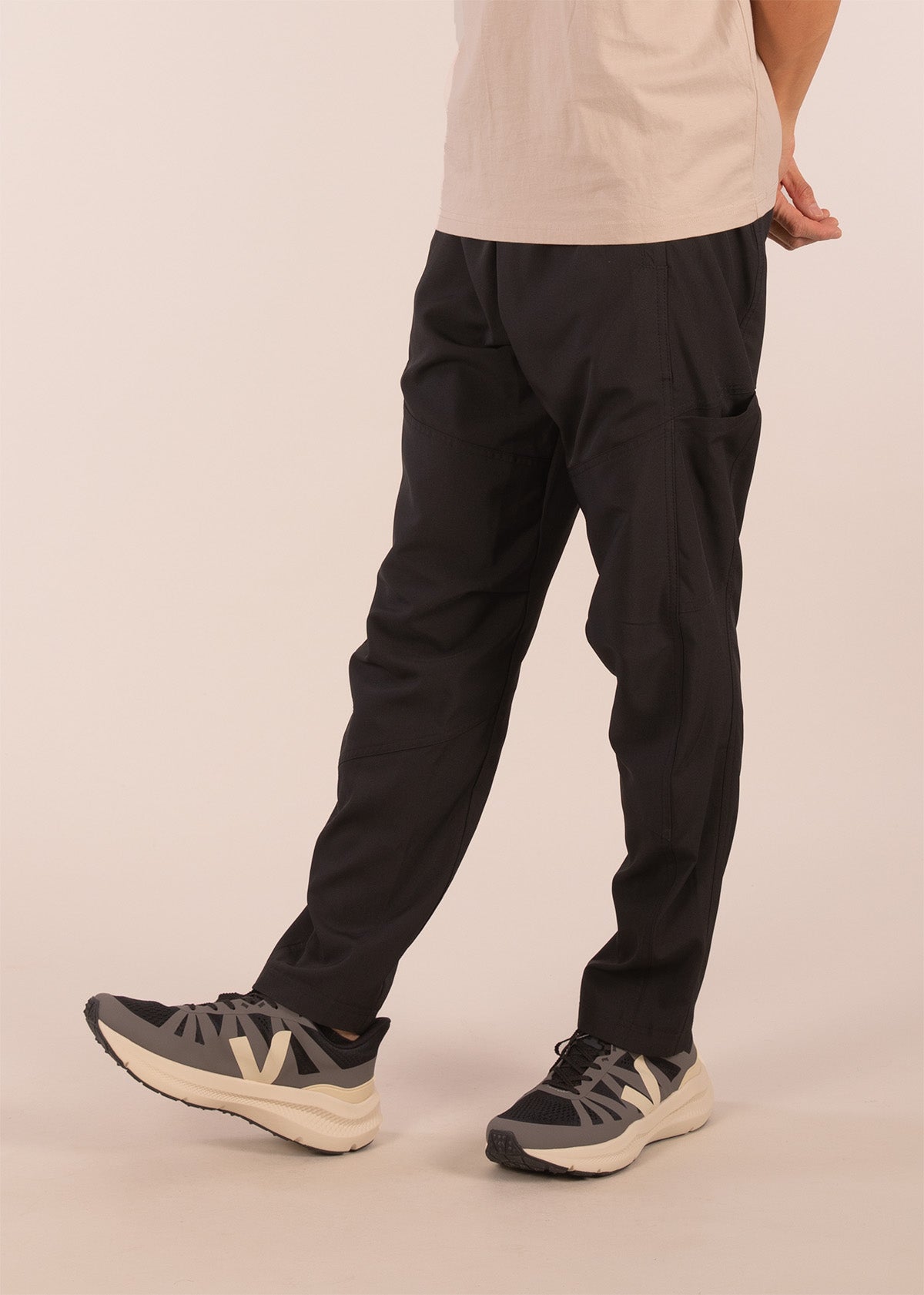 3rd rock clothing reinforced HIRO lighter performance cargo trousers - Donald is 6ft 1″  with a 30" waist, 36" hips & a 33" inseam and is wearing a size 30LL. M