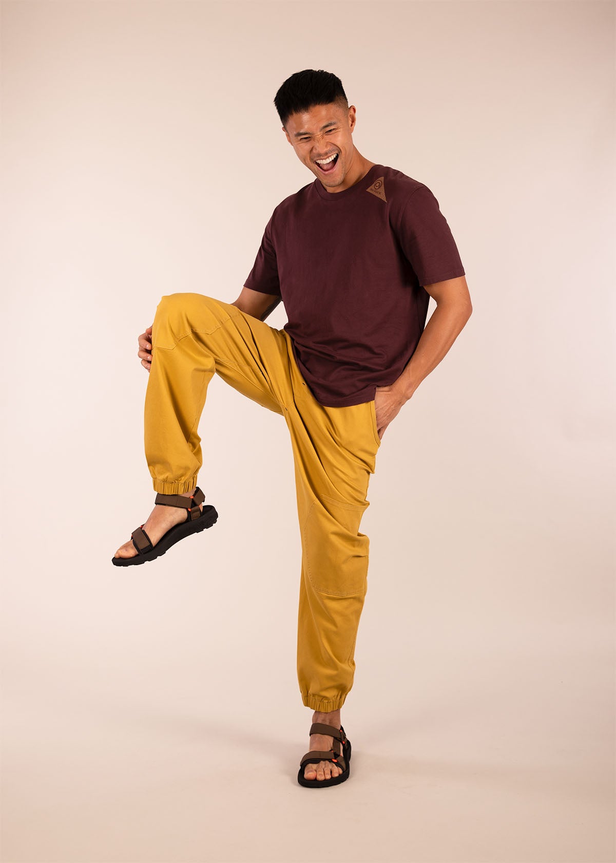 3rd rock clothing nova climbing in yellow honey badget - Donald is 6ft 1″  with a 30" waist, 36" hips & a 33" inseam and is wearing a size 30LL. M